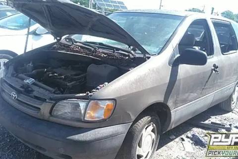 Photo of 1999 Toyota Sienna