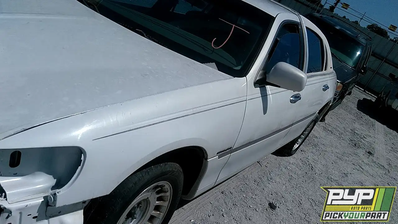 Photo of 2000 Lincoln Town Car