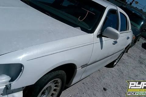 Photo of 2000 Lincoln Town Car