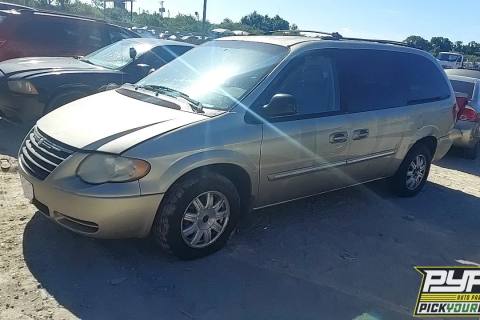 Photo of 2005 Chrysler Town & Country
