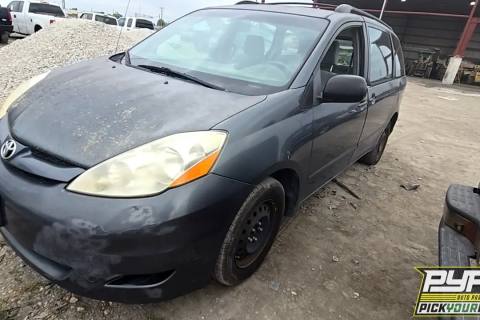 Photo of 2010 Toyota Sienna