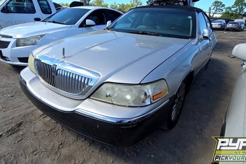 Photo of 2005 Lincoln Town Car