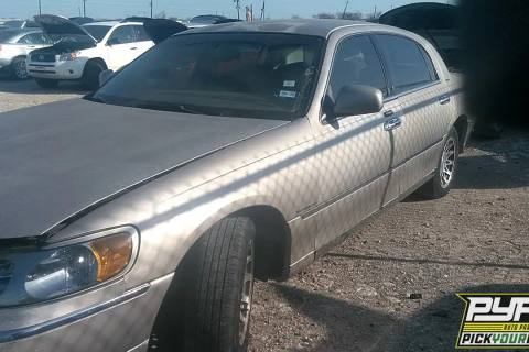 Photo of 2001 Lincoln Town Car