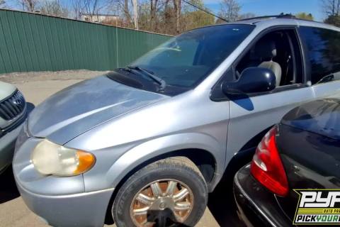 Photo of 2005 Chrysler Town & Country