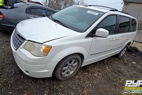 Photo of 2010 Chrysler Town & Country
