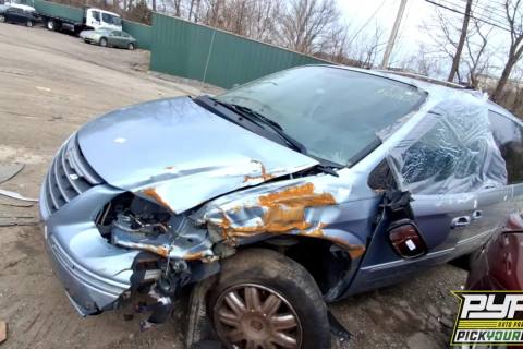Photo of 2005 Chrysler Town & Country
