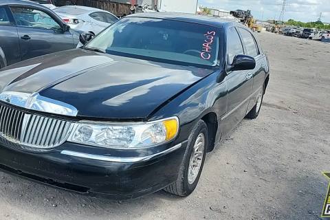 Photo of 1999 Lincoln Town Car