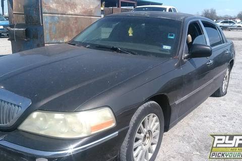 Photo of 2005 Lincoln Town Car