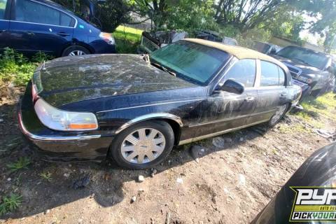 Photo of 2003 Lincoln Town Car