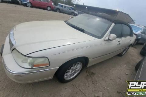 Photo of 2003 Lincoln Town Car