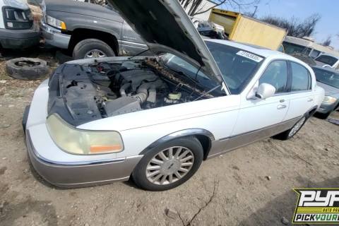 Photo of 2003 Lincoln Town Car