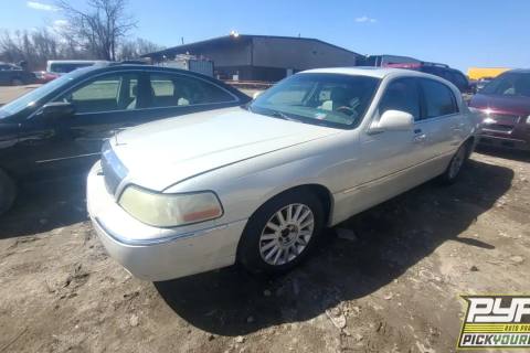 Photo of 2004 Lincoln Town Car