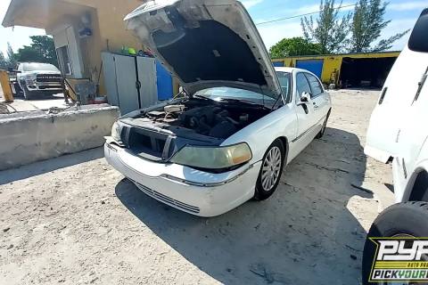 Photo of 2003 Lincoln Town Car