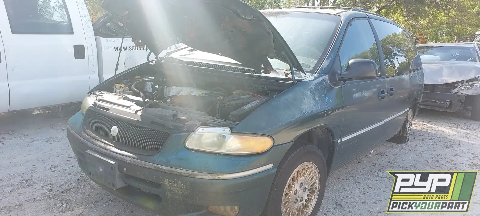 Photo of 1997 Chrysler Town & Country