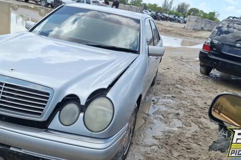 Photo of 1999 Mercedes-Benz E320