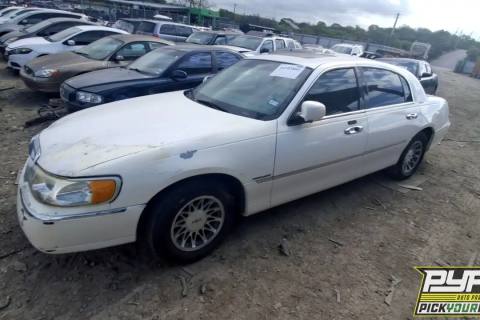 Photo of 2002 Lincoln Town Car