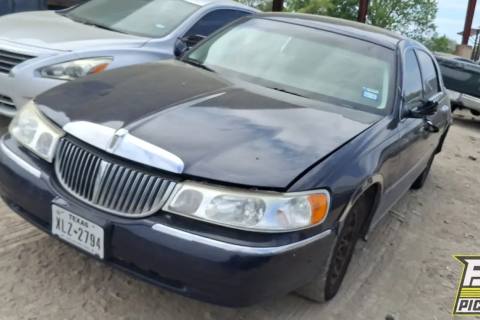 Photo of 1999 Lincoln Town Car