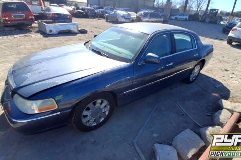 Photo of 2005 Lincoln Town Car