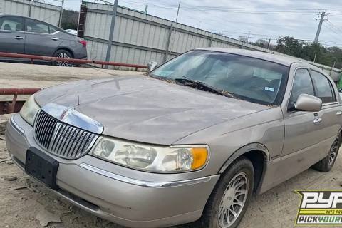 Photo of 2002 Lincoln Town Car
