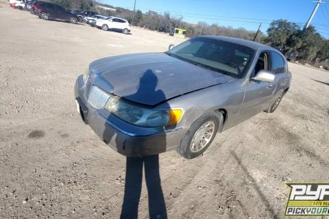 Photo of 2002 Lincoln Town Car