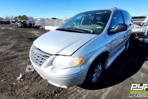 Photo of 2005 Chrysler Town & Country