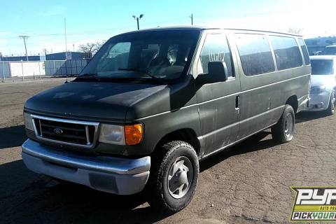 Photo of 2005 Ford E-350 Club Wagon
