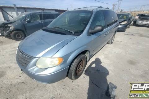 Photo of 2005 Chrysler Town & Country
