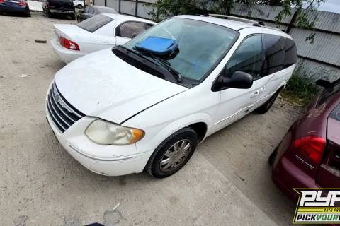 Photo of 2005 Chrysler Town & Country