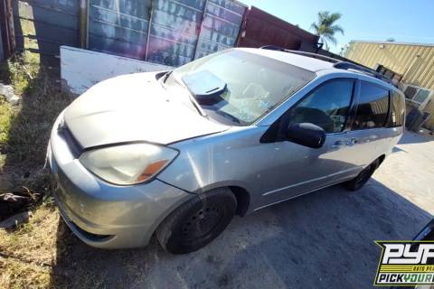 Photo of 2004 Toyota Sienna