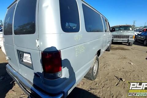 Photo of 2004 Ford E-350 Club Wagon
