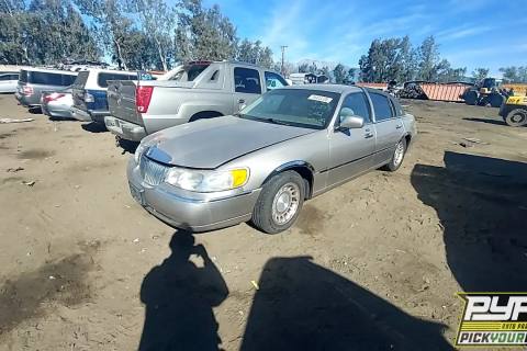 Photo of 2000 Lincoln Town Car