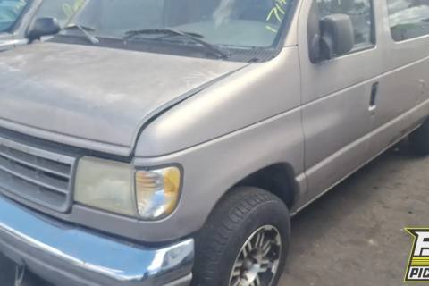 Photo of 1995 Ford E-150 Econoline Club Wagon