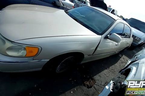 Photo of 2000 Lincoln Town Car