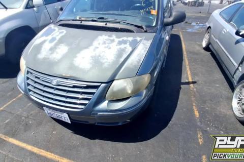 Photo of 2005 Chrysler Town & Country