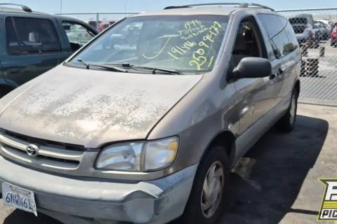 Photo of 1998 Toyota Sienna