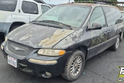 Photo of 1999 Chrysler Town & Country