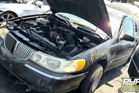 Photo of 2000 Lincoln Town Car