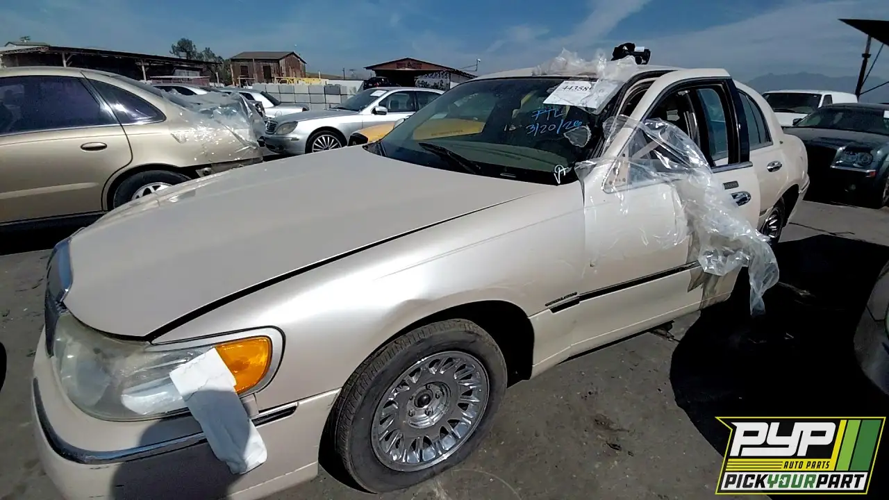 Photo of 2000 Lincoln Town Car