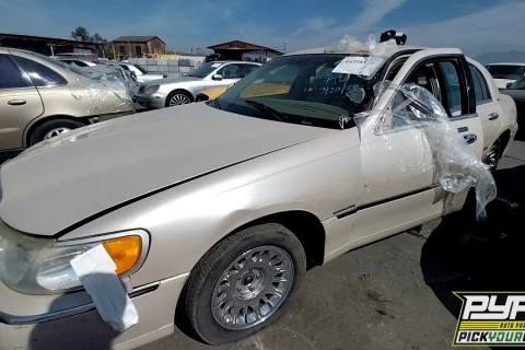 Photo of 2000 Lincoln Town Car