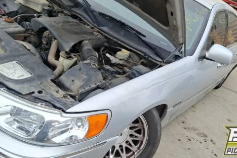 Photo of 1999 Lincoln Town Car
