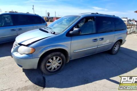 Photo of 2005 Chrysler Town & Country