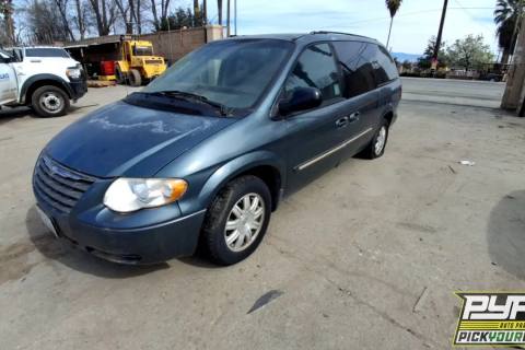 Photo of 2005 Chrysler Town & Country