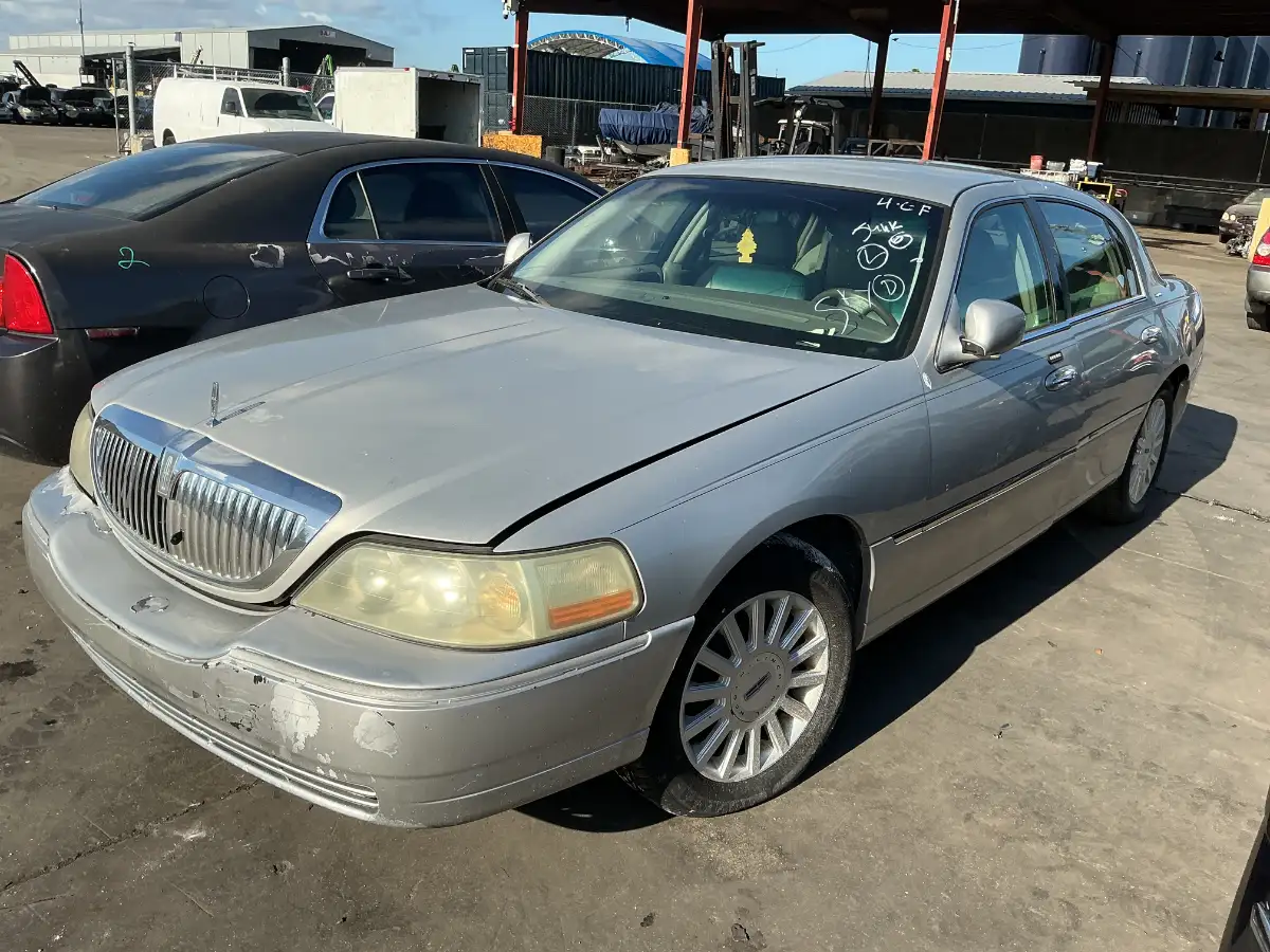 Photo of 2005 Lincoln Town Car