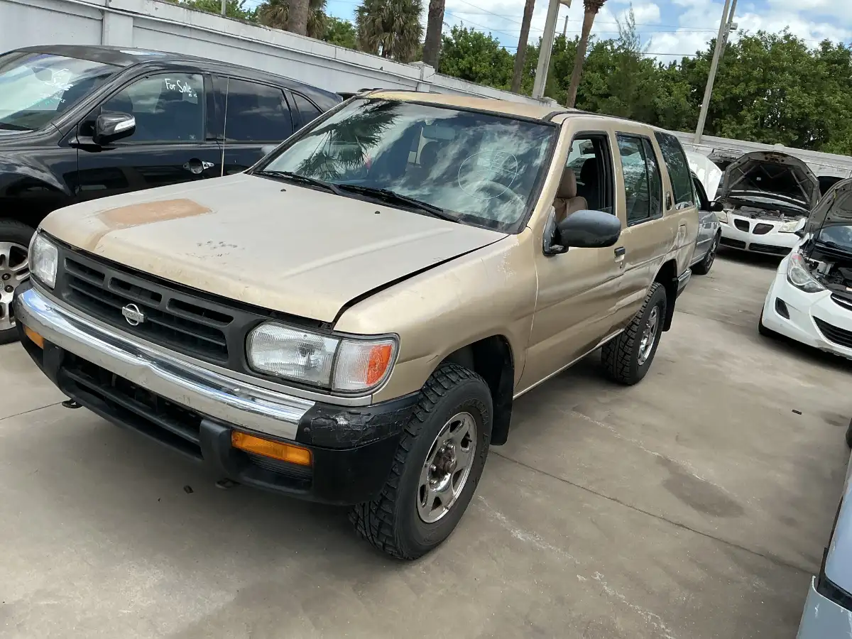 Photo of 1999 Nissan Pathfinder