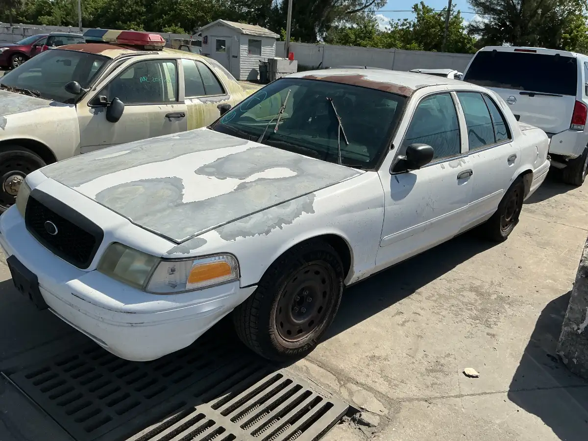 Photo of 2005 Ford Crown Victoria