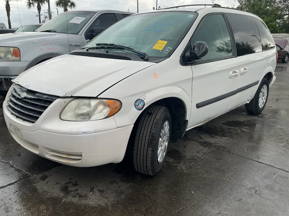 Photo of 2005 Chrysler Town & Country