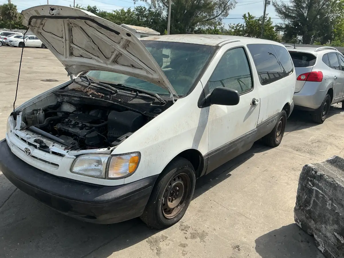 Photo of 2000 Toyota Sienna
