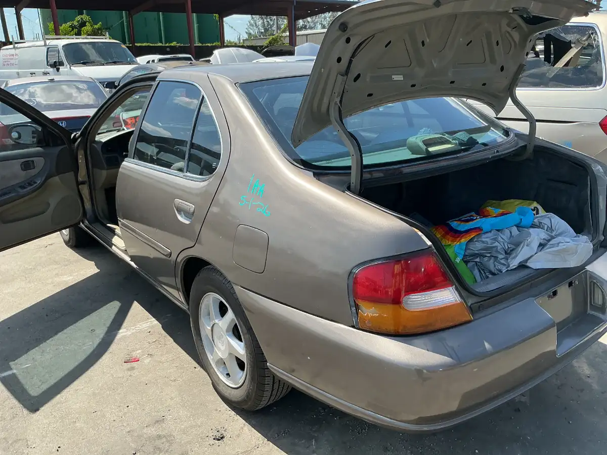 Photo of 1998 Nissan Altima