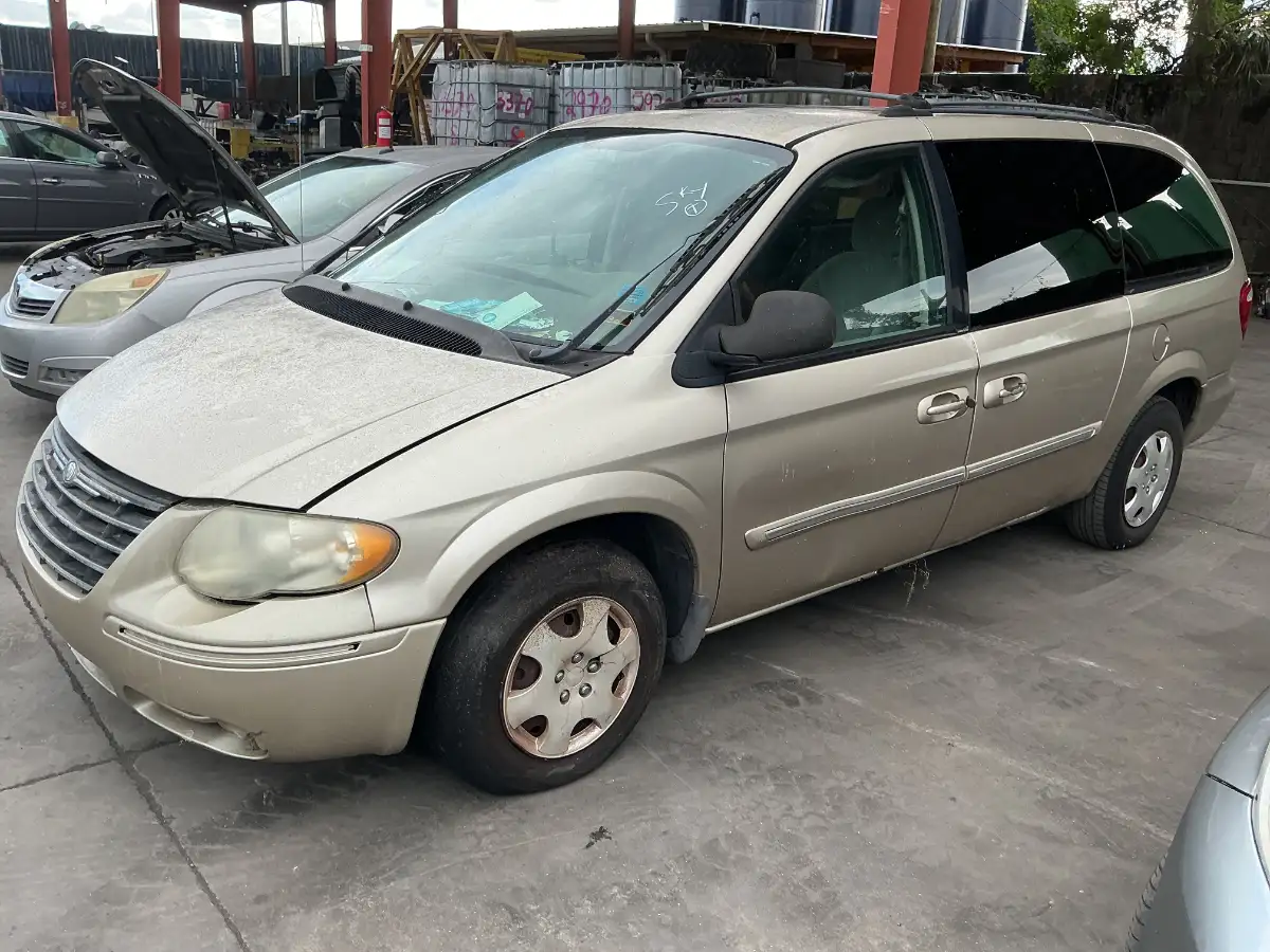 Photo of 2005 Chrysler Town & Country