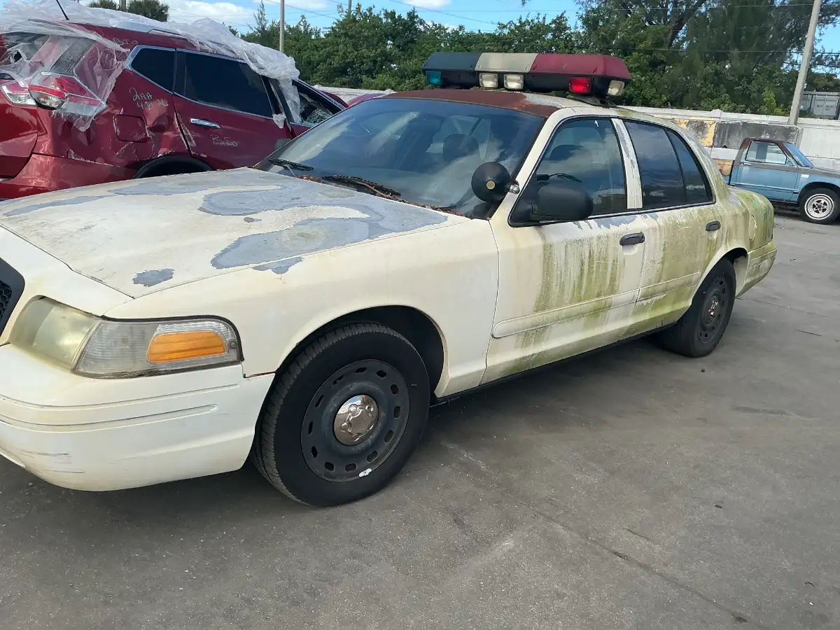 Photo of 2004 Ford Crown Victoria